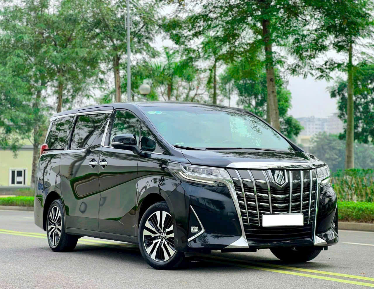 Thuê xe Toyota Alphard